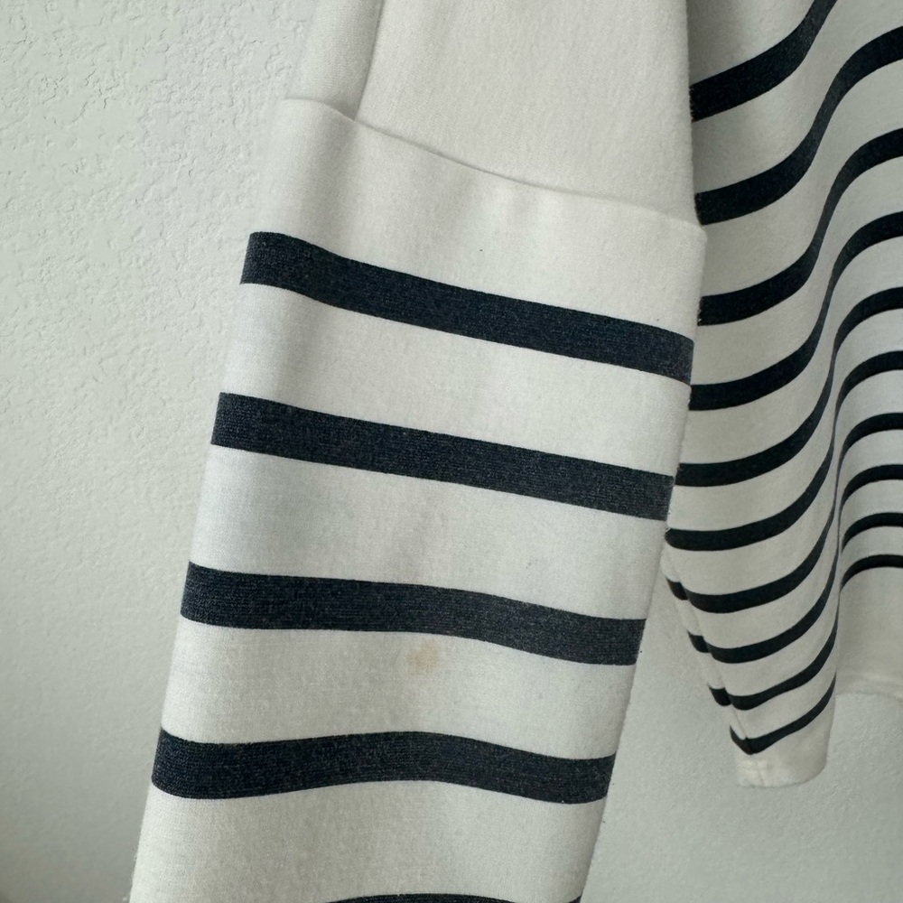 Tuckernuck Pomander Place Striped
Evie Swing Sweatshirt - One Size - Picture 7 of 15